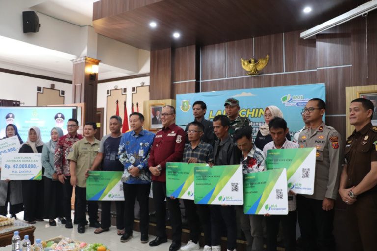 Manfaatkan DBHCHT, Pemkot Sukabumi Memberikan Jaminan Sosial Ketenagakerjaan Bagi 3.382 Orang Pekerja Rentan