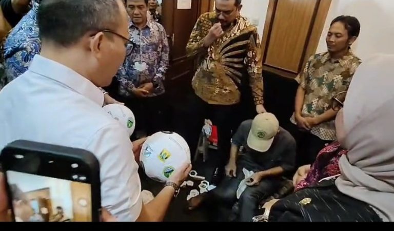 Menteri UMKM Menjelaskan Pengrajin “BOLA” Disaksikan Direktur Korporasi & UMKM bank bjb.