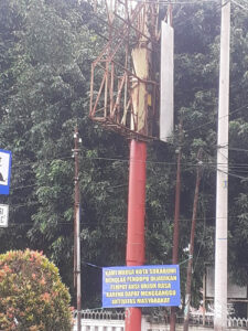 Berita Gambar : Sebuah Tiang (Papan) Reklame Bikin Runyam Pemandangan Kota Sukabumi.