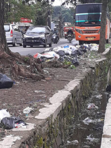 Sampah dan Jalan di Wilayah Kelurahan Jelekong Menanti kepedulian Bupati Bandung.