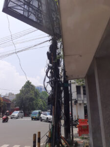 Bandung Kota Kembang (Bunga) Yang Tumbuh Kabel Kusut Semrawut Ditiap Sudut Kota, Bagaimana Bapak Walikoyta Ini.